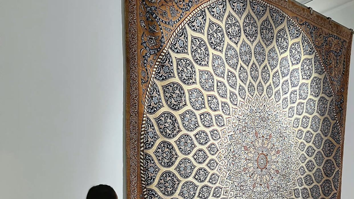 雷佳音|雷佳音老婆晒美照，穿黑丝秀大长腿似超模，10岁女儿身高近一米七