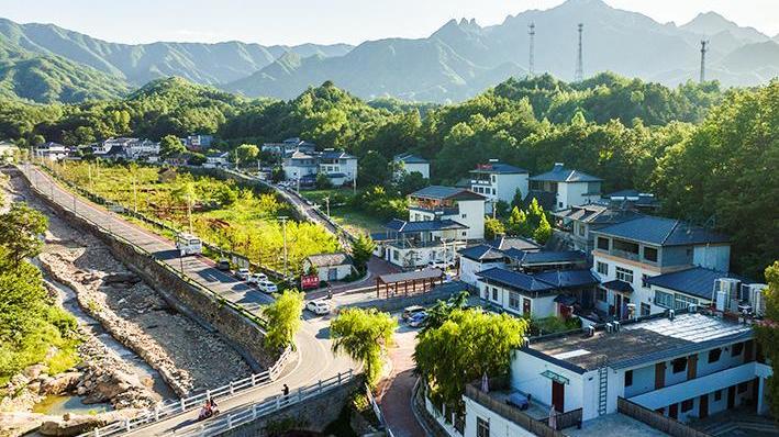 游江河|深山一条路串起四个村，家家改造房舍建康养小镇，很多人跑来避暑