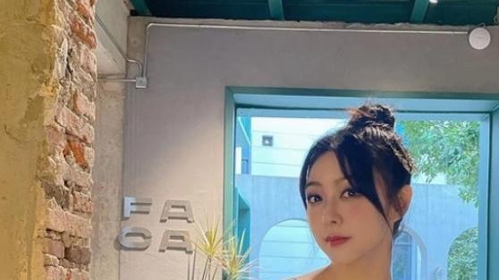 薛凯琪|41岁薛凯琪匆忙回港近况曝光！清纯素颜状态美翻，一化浓妆秒翻车