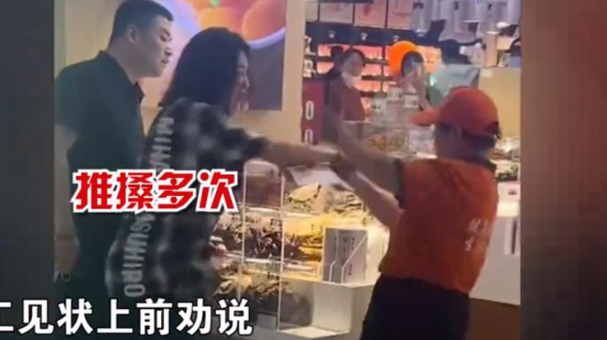 山东济南，一名阿姨在店铺工作，最近，她将一些散装零食放在柜台里