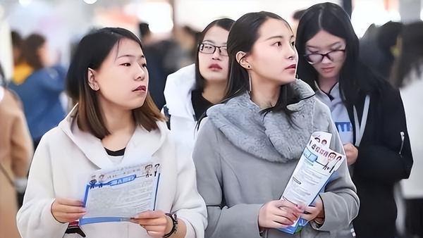 大学生|“抱歉，上网课的毕业生我们不招”，谁来为当代大学生的就业难买单？