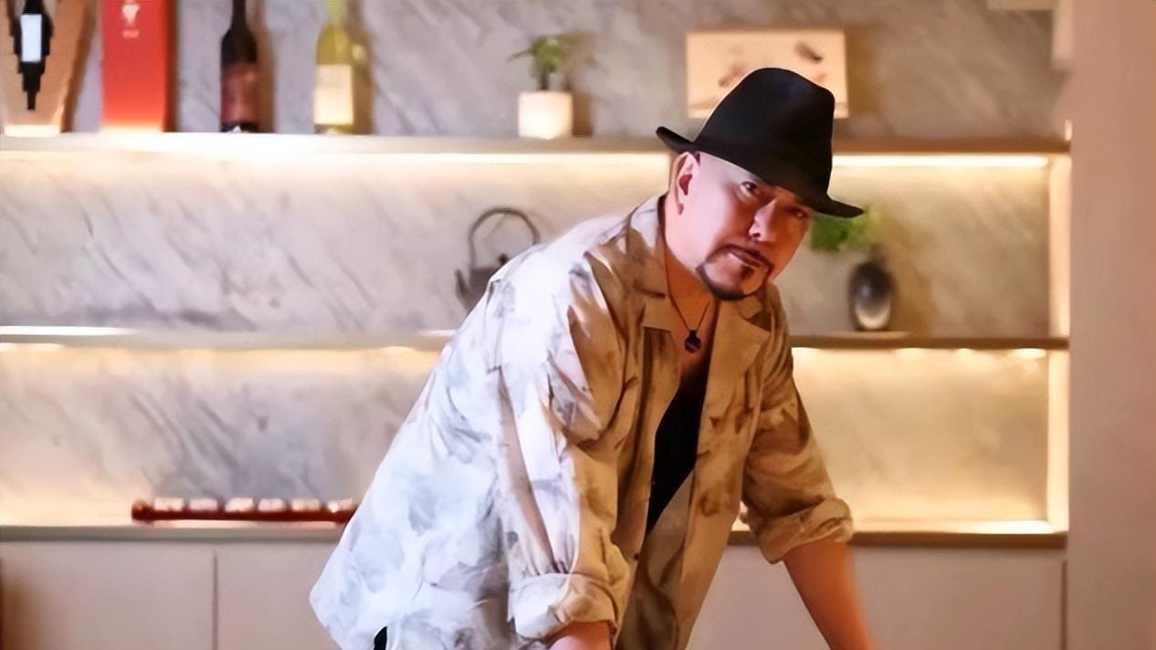 刘嘉玲|刘嘉玲为劣迹艺人宣传新作！亲密依偎贴身合影，发文力挺惹众怒