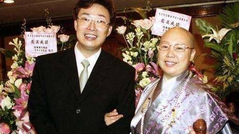 姐姐|从时尚女星到尼姑，费玉清姐姐开出镜要钱：拿了弟弟“两个亿”