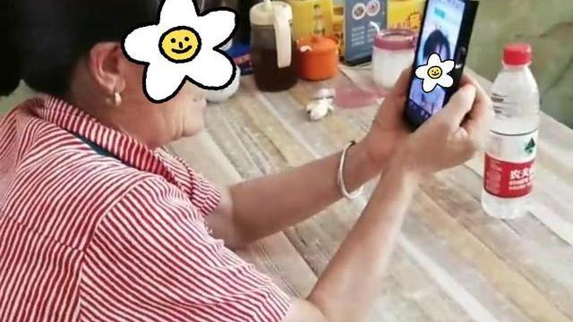 大妈开美颜直播秒变少女，旁若无人对镜头撒娇，大爷快看不下去了