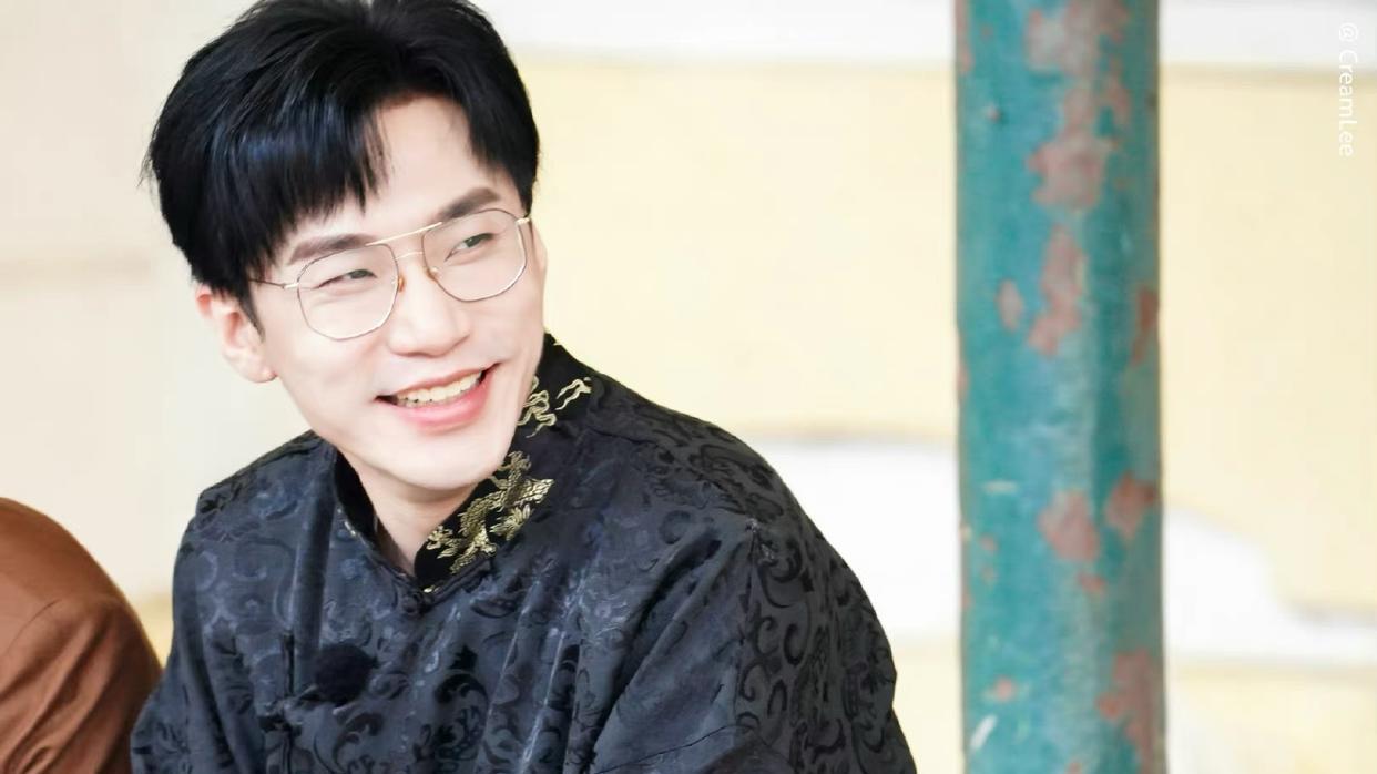 何九华|王鸥何九华疑似同居，男方逛街后开车去女方家中，“姐弟恋”好甜