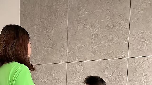 男子去应聘，要求先到车间看看是否有同龄女生：我是来找女朋友的