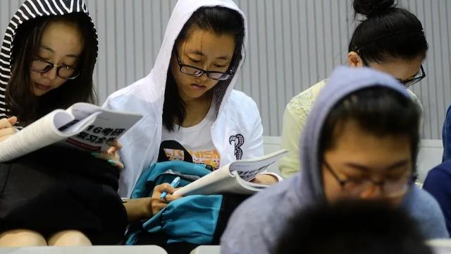 |大专生逆袭上北大后，述说自己所有的“辛酸”，网友却是一片骂声