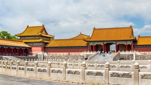 草原|热门旅游景点总评榜，上海自然博物馆北边的大门