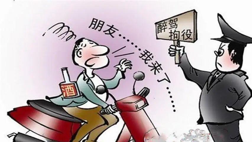 男子酒后驾驶摩托车，遇到交警查酒驾，加速掉头冲卡撞飞交警