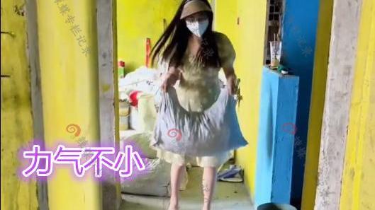 装修工的女友工地干活，穿着时尚，网友感慨：让小娇妻搬砖，心疼