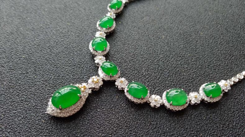 翡翠|买翡翠不要想着捡漏，价格低的翡翠不靠谱，要考虑清楚