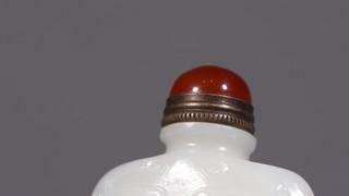 鼻烟壶|清代 和田玉籽料双龙捧寿鼻烟壶。