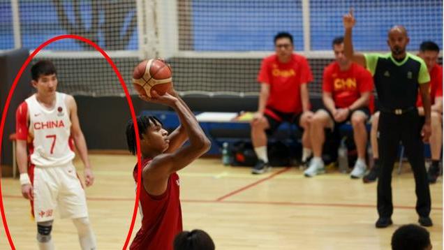 |兴你职业球员、国家队，被大学生打败，不兴球迷说你拉胯？