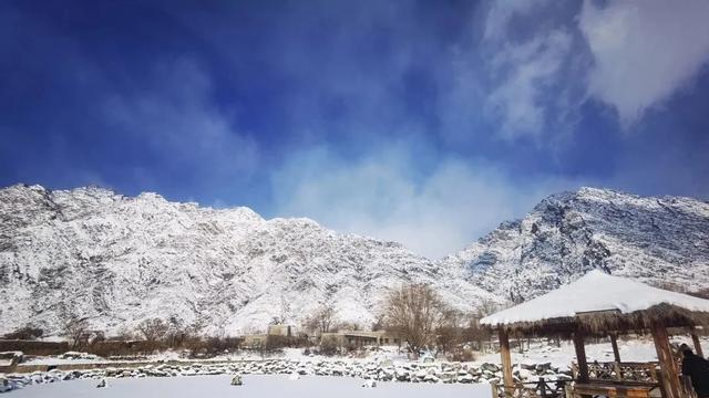 景甜|景色好美！贺兰山上落了雪，冬天才有了样子，远古岩画吸睛