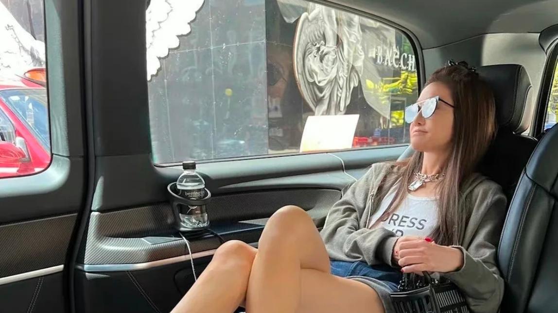 |73岁王薇薇和小男友逛奢侈品店，身材骨感气场强大