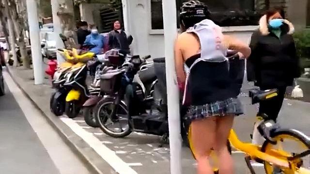 回顾上海女子穿泳衣戴头盔，光腿赤脚骑车引争议，网友：不尴尬吗