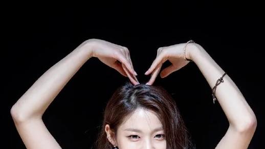 壶铃|她是南韩的“国民女友”，95后成员金雪炫，拥有魔鬼般身材