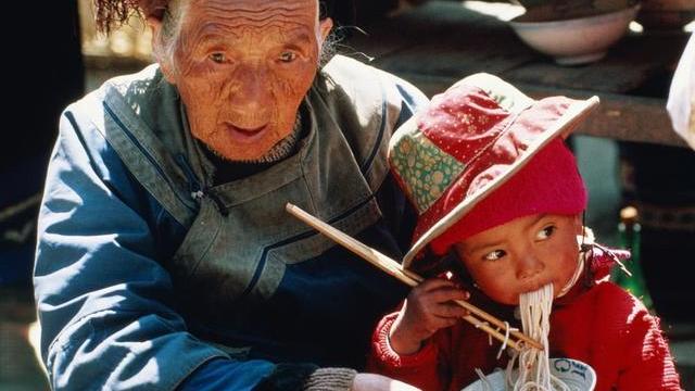 机器|老式高木凳的消亡，中国木匠或将失去卯榫技术，木师傅变为钉师傅