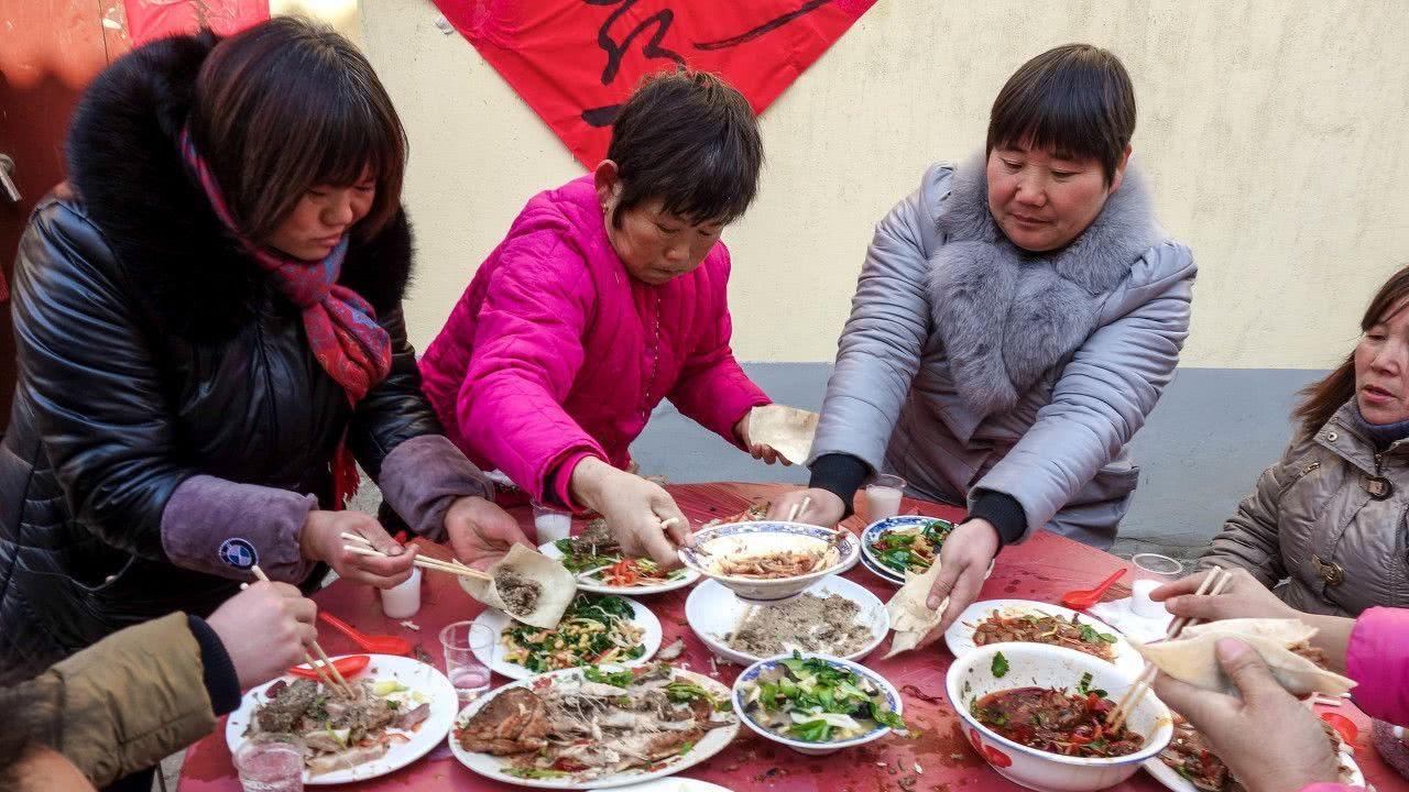 都说农村酒席卫生很差，吃完为何不坏肚子？老农：比城里饭店干净