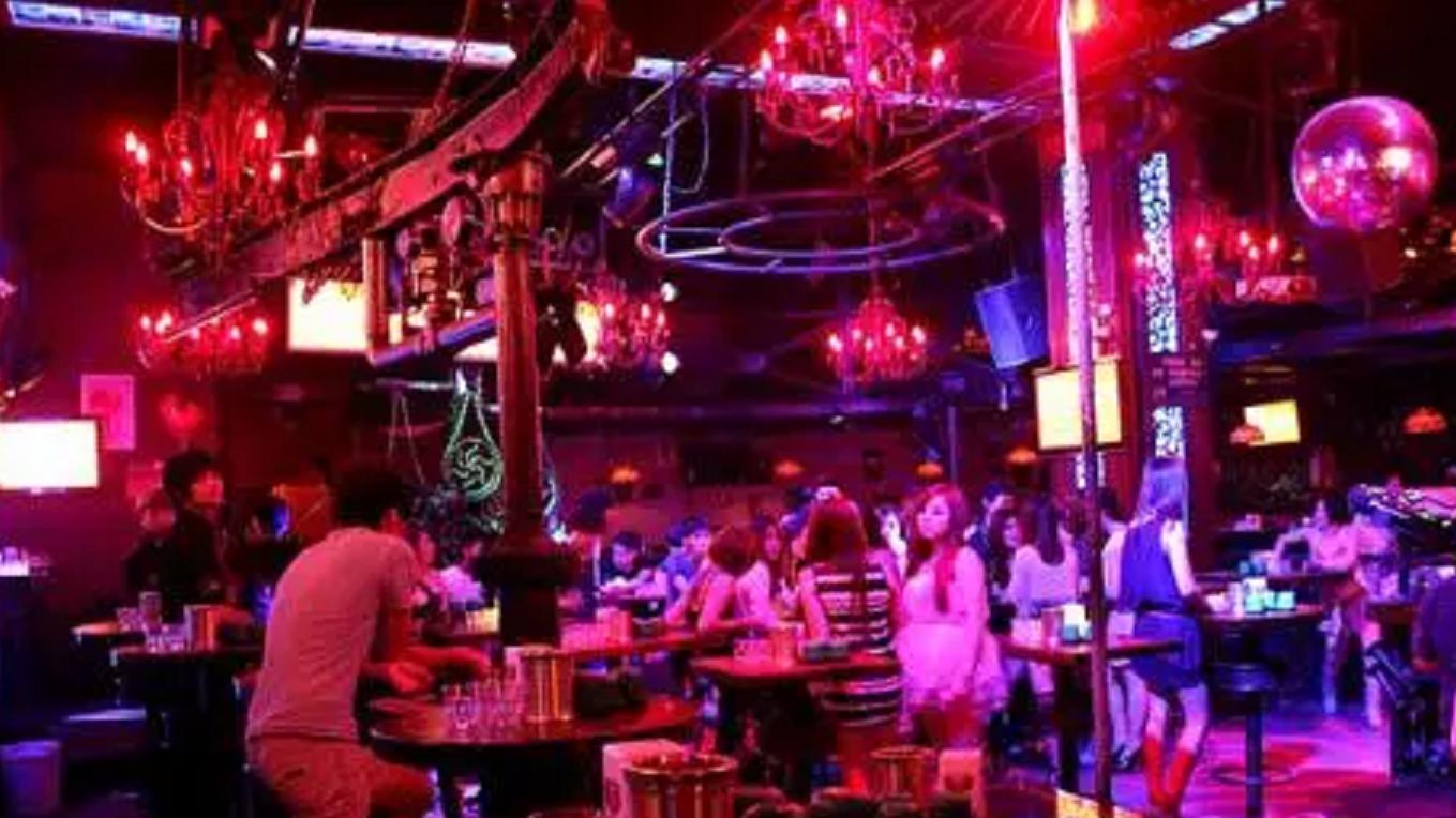 北京朝阳，女子马某在酒吧喝醉后，被男服务员带到厕所呕吐