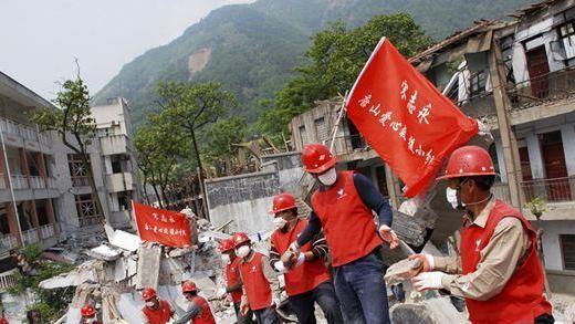 97年为二斤肉他抢劫潜逃，11年后成英雄自首，女友：多少年都等你