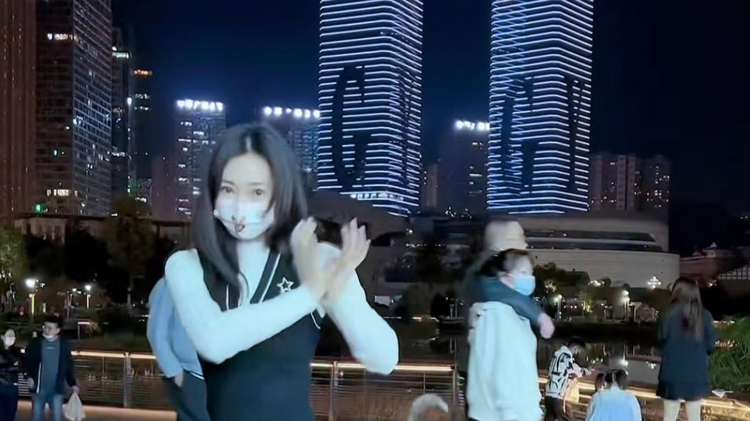 柳岩|柳岩穿短裙机场走秀，发文否认交往男朋友，热议太瘦与黄灿盛有关