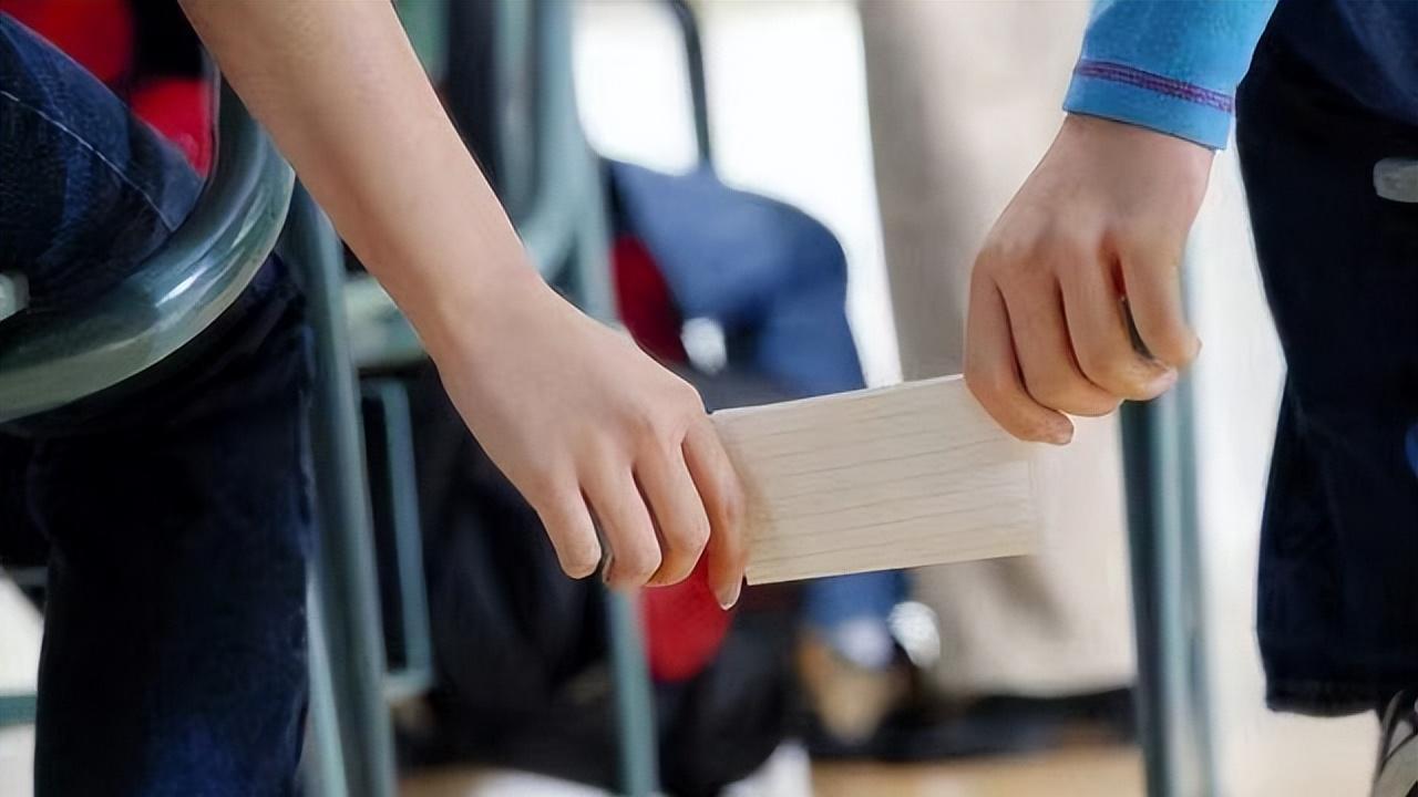 小女孩递给我一张纸条：“老师，我收到一封情书。”