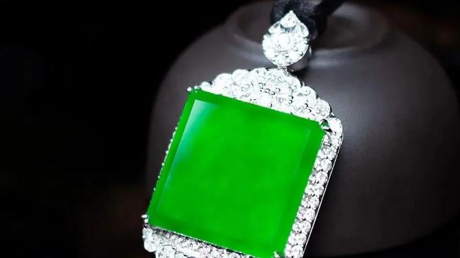 翡翠|这几种翡翠首饰没有过多修饰，但价格昂贵，在市场很受欢迎