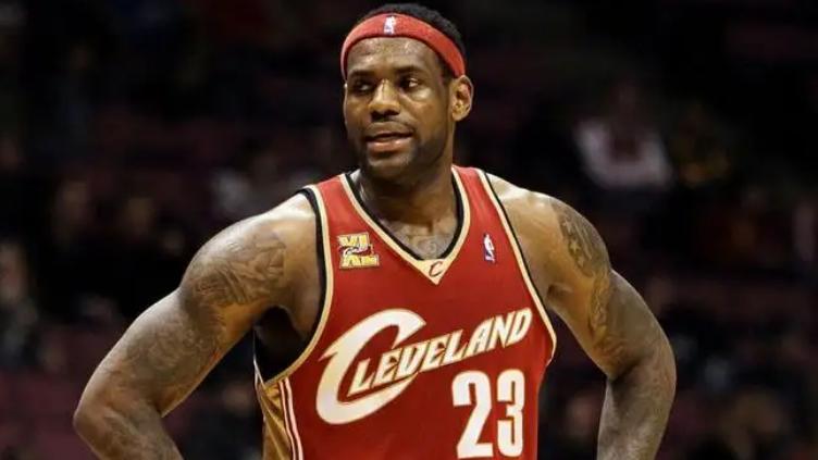 强如詹姆斯也被交易过，巅峰1换6，换来重建基石