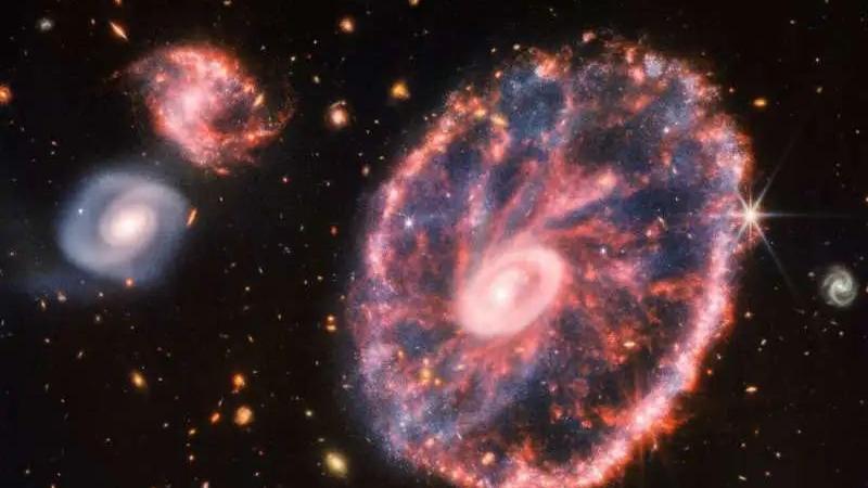 詹姆斯·韦布空间望远镜拍摄下多彩的车轮星系