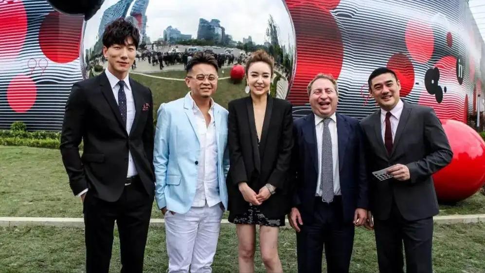 商场|浙江富豪沈国军：坐拥39座商场，娶小21岁女星，今身价超570亿