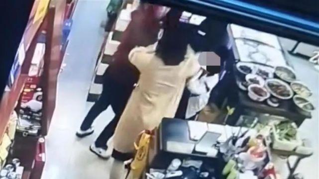 两男孩发生冲突，家长带娃上门道歉，却双双遭殴打？