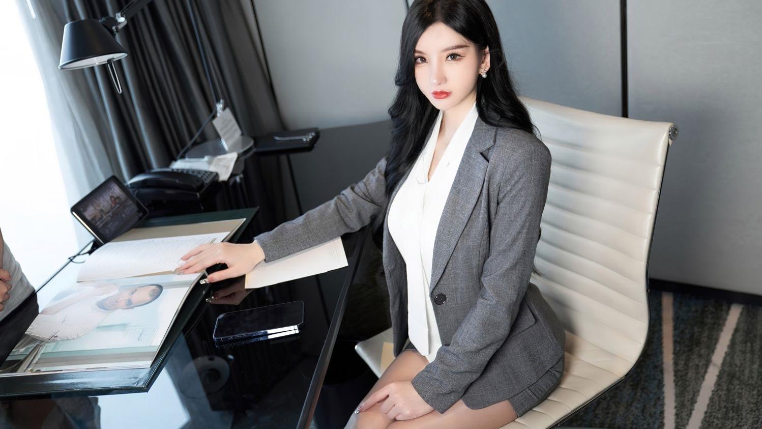 运势|性感灰色上衣搭配短裙，性感白T，冷艳气质让人心神俱醉