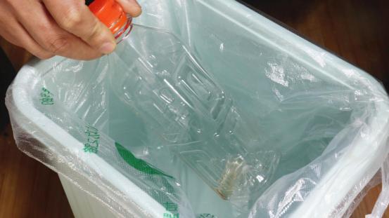 垃圾桶放上两个瓶盖，既省钱又实用，好多人不懂，太厉害了