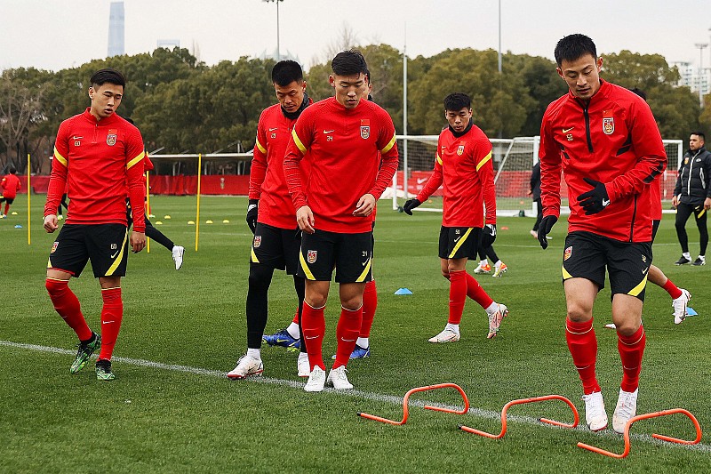 國足|國足陣容迎巨變！頭牌被動退出集訓，旅歐10年新星上位：海歸圓夢