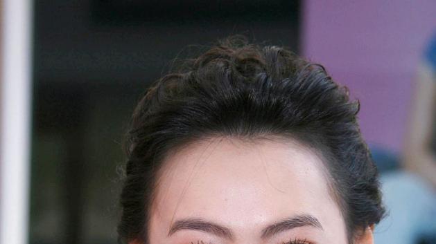 梁洛施|两个嫁不进李家的女人：梁洛施住20亿豪宅，周凯旋出门带宝马车队