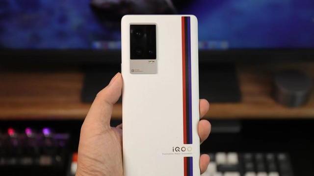 芯片|4199元跌至2399元，120W闪充+独立芯片，高端机沦为亲民价