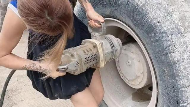 辍学打工的女子挣不到钱，选择嫁人随夫做起了大货车司机：来钱快