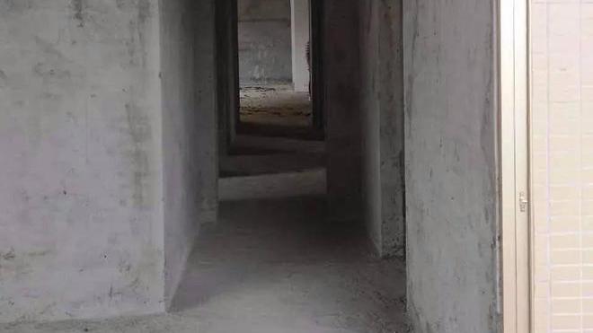 朋友在毛坯房住了两年，却被他同事嘲笑，装修完后扬眉吐气了！