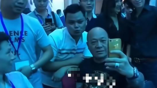 吴志雄|68岁香港老戏骨不满粉丝搭肩行为，面露怒气拒绝合影，被指耍大牌