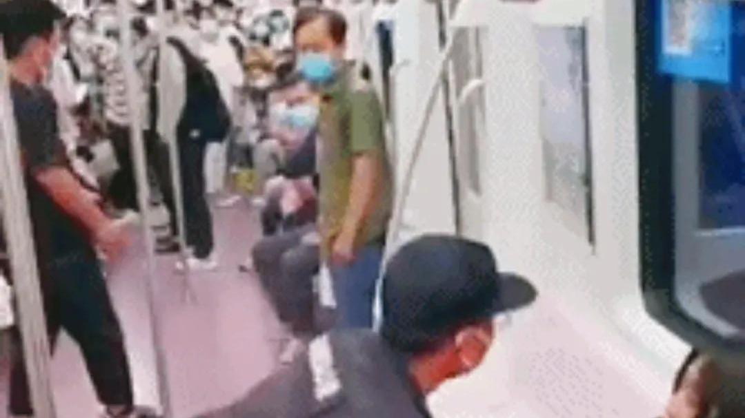 西安女子衣不蔽体被拖出地铁，官方回应引热议，网友：为保安点赞