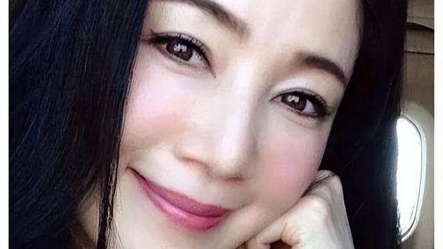 大妈年过五十依旧喜欢小鲜肉，结婚五次，丈夫和儿子同龄人