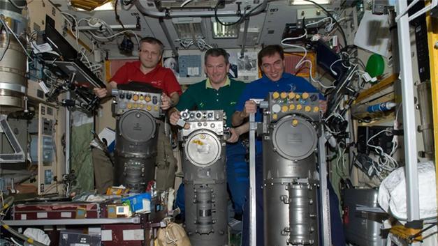 3名航天员每天都要1650升氧气，执行180天任务所需氧气从哪里来？
