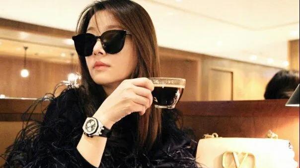 韩红|林心如项链3亿，李湘手表1000万，韩红穷到吃辣椒拌饭，这差距也太大了吧