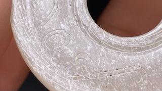 和田玉籽料|汉 和田玉籽料白玉 灰皮 游丝毛雕 勾连纹 玉壁 挂件