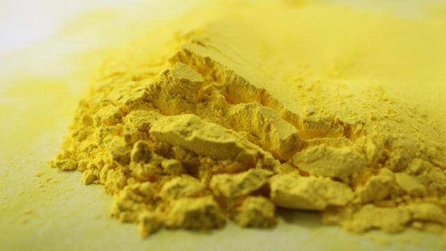 钛、钨和氧化石墨烯复合薄膜的光学和自清洁性能