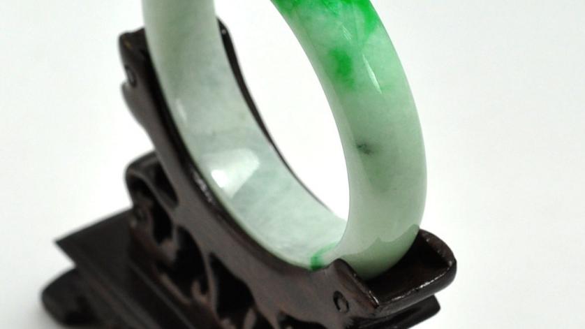 翡翠|翡翠手镯的原料不一样，所造就出来的造型也不同，哪种更得你心？