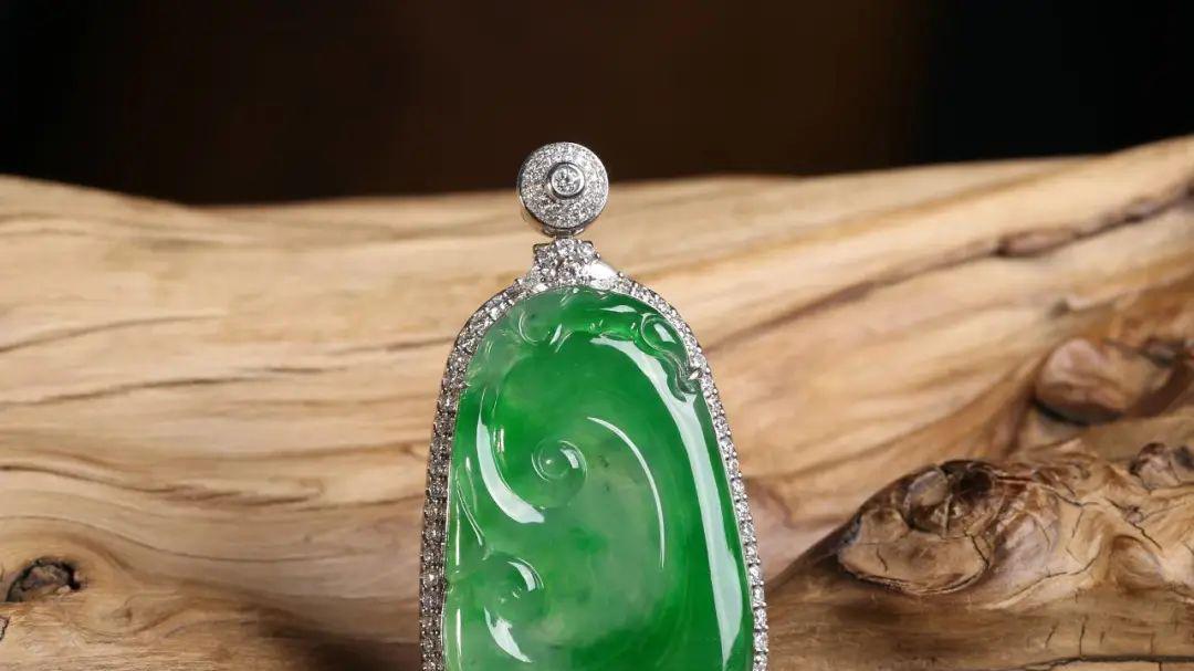 翡翠|俏艳辣阳 高贵典雅——冰种飘辣阳绿翡翠如意18k金镶钻吊坠