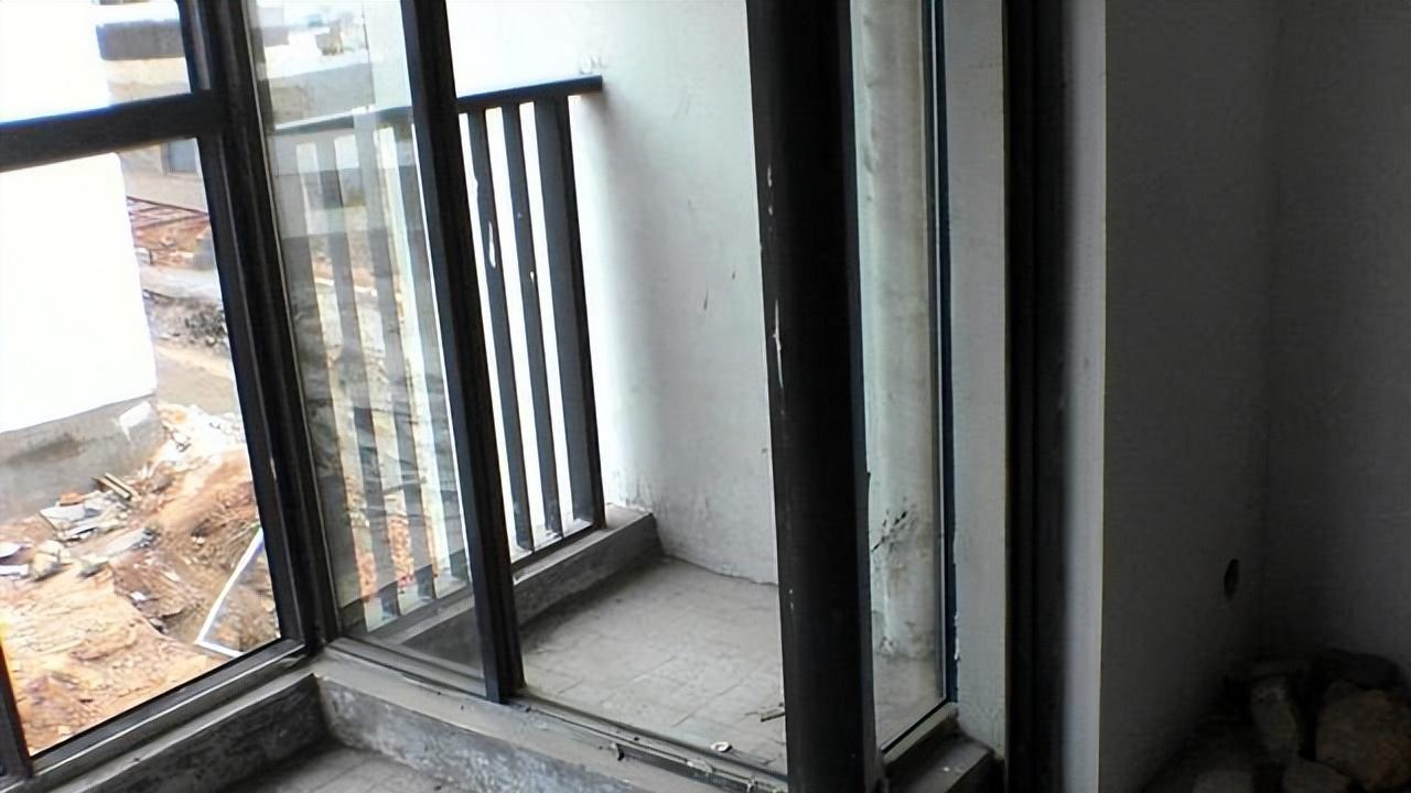 邻居把阳台改成厕所，施工一半就被物业制止！创新也要有个“度”