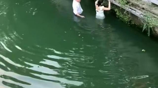男子救落水女子，她却先整理衣服，男子怒怼：死都不怕还怕别人看